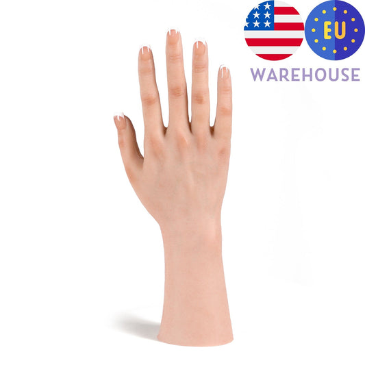 Weibliche lebensgroße Hand mit Acrylnagel
